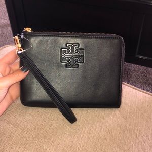 Tory Burch Brittan wristlet